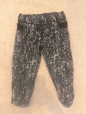 Athleta - size small- Black with White Speckle Cropped Leggings - back zipper